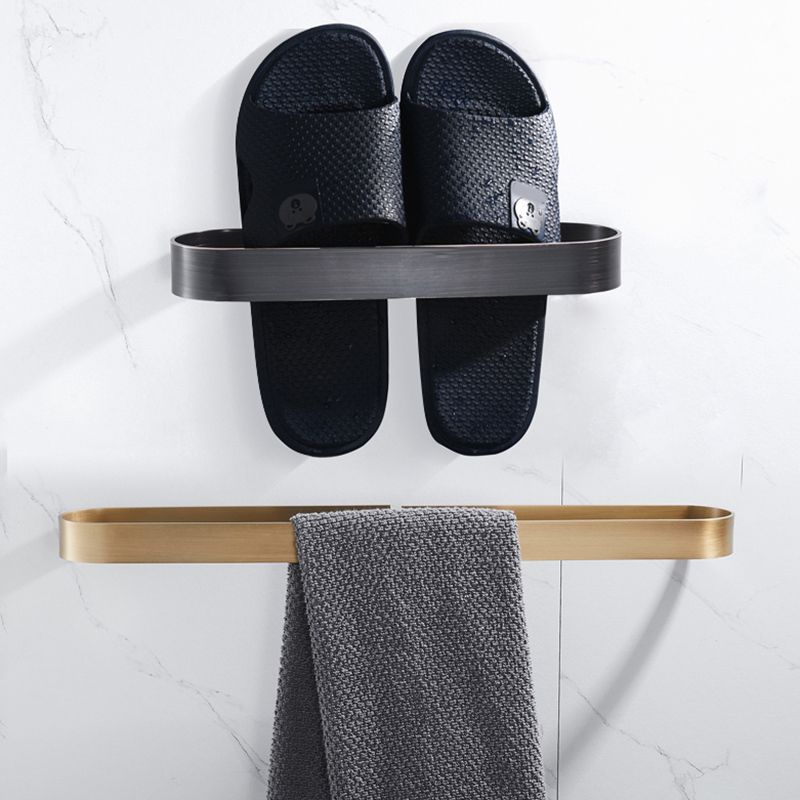 BowLift | 2-piece modern bathroom hardware set in gold/black, towel holder