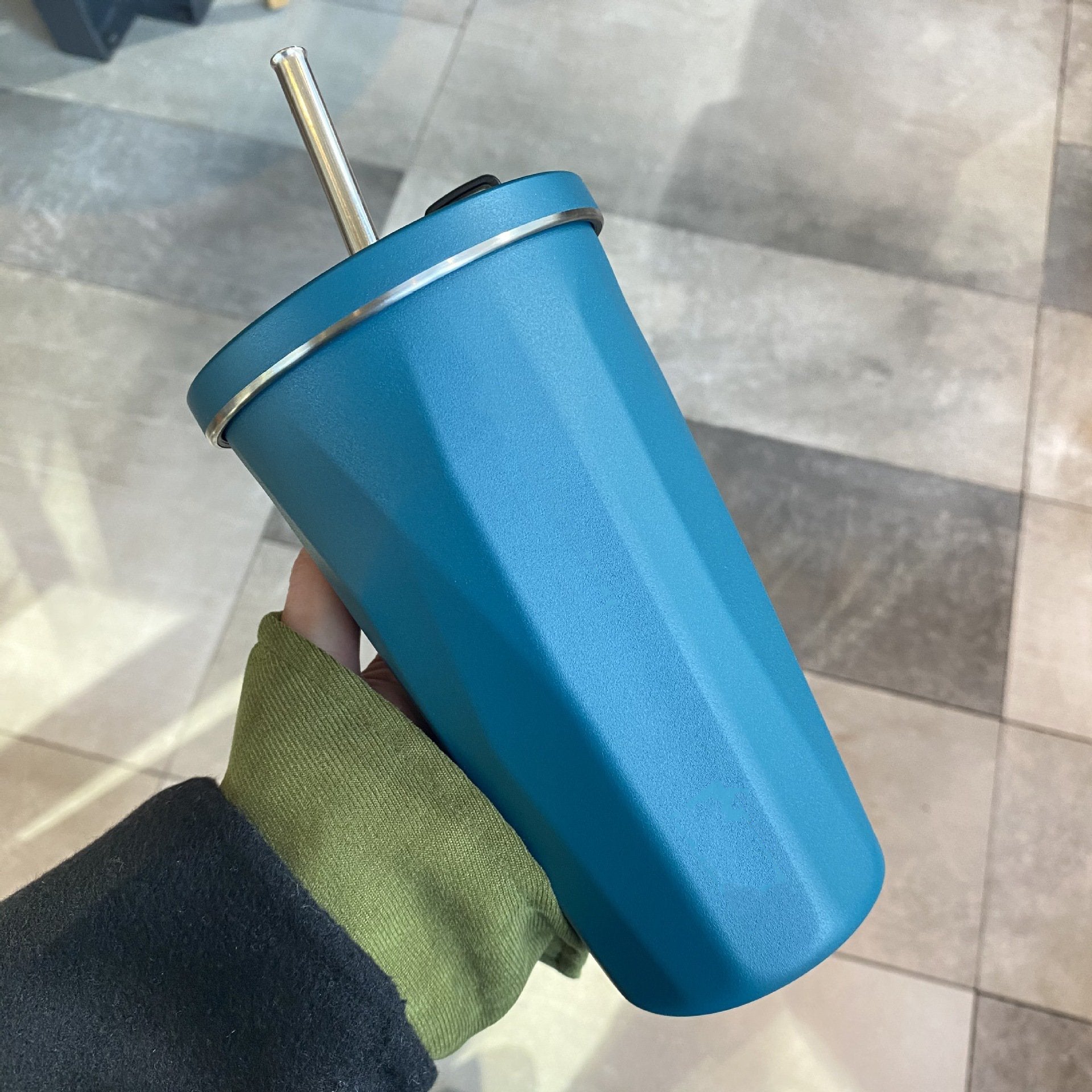 BowLift | Cup with collapsible straw