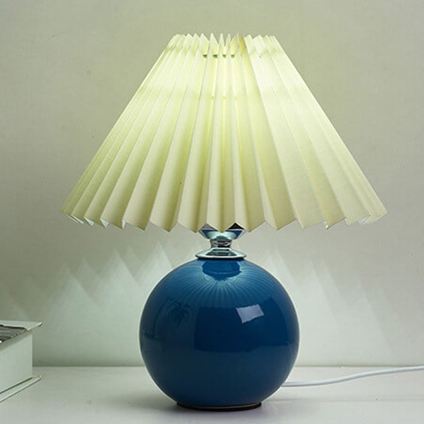 BowLift | Nordic minimalist 1-light table lamp made of ceramic with pleats