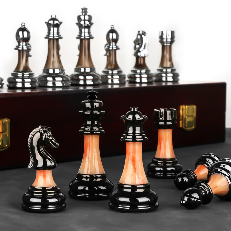 BowLift | Luxurious chess set made of metal with a large 45 cm wooden board