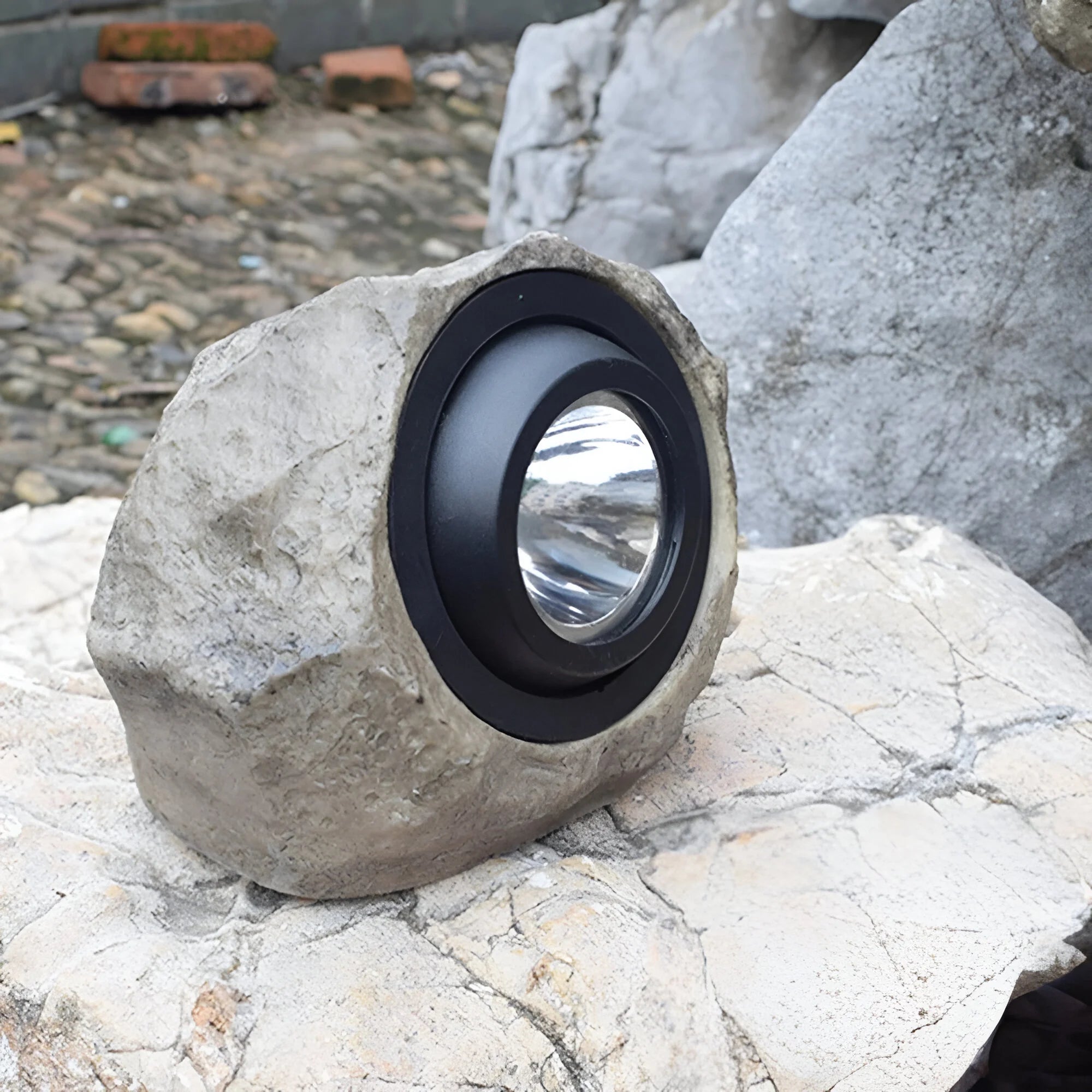 StoneGlow – Solar Rock Garden Light