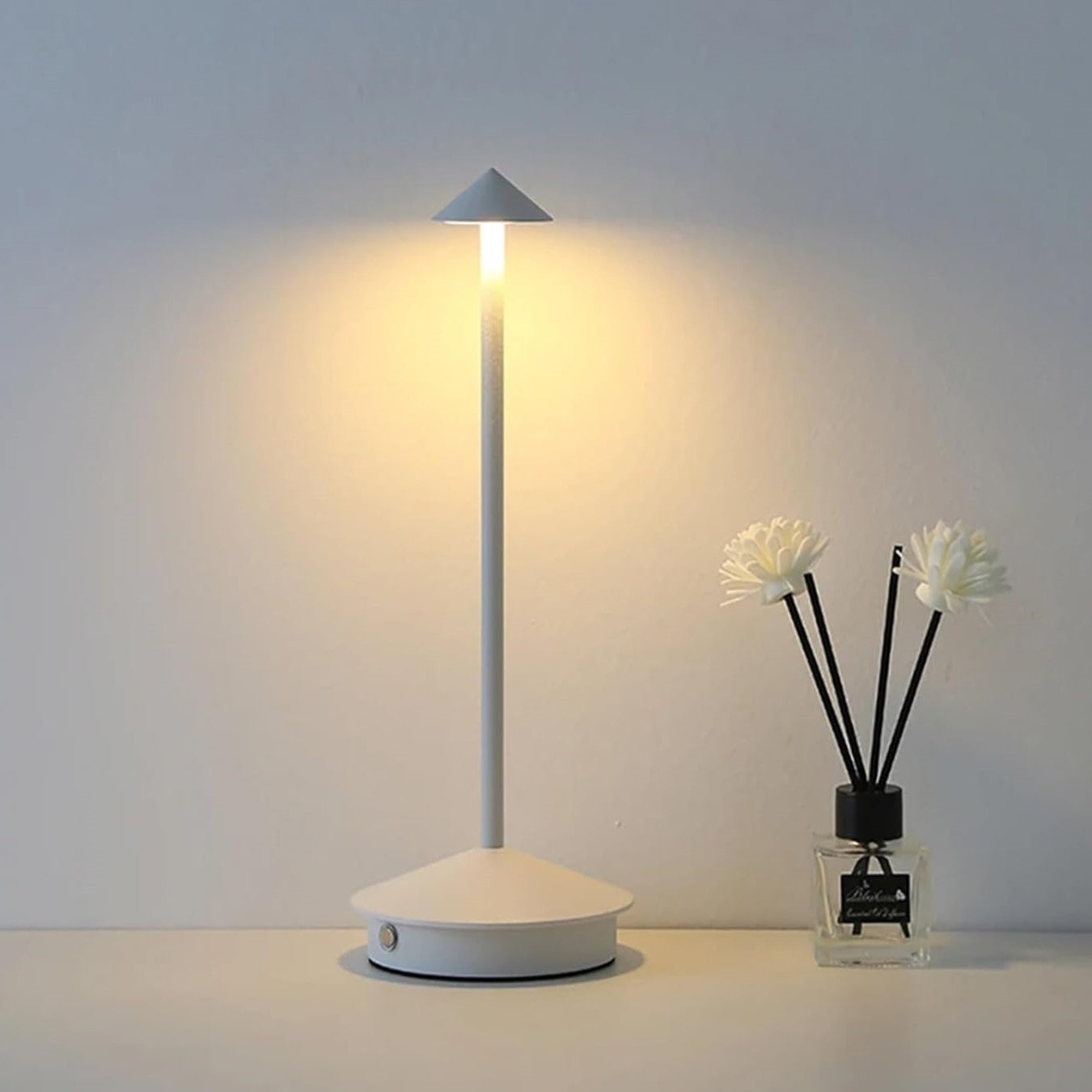 BowLift | Eindhoven Robyn Arrow LED Table Lamp