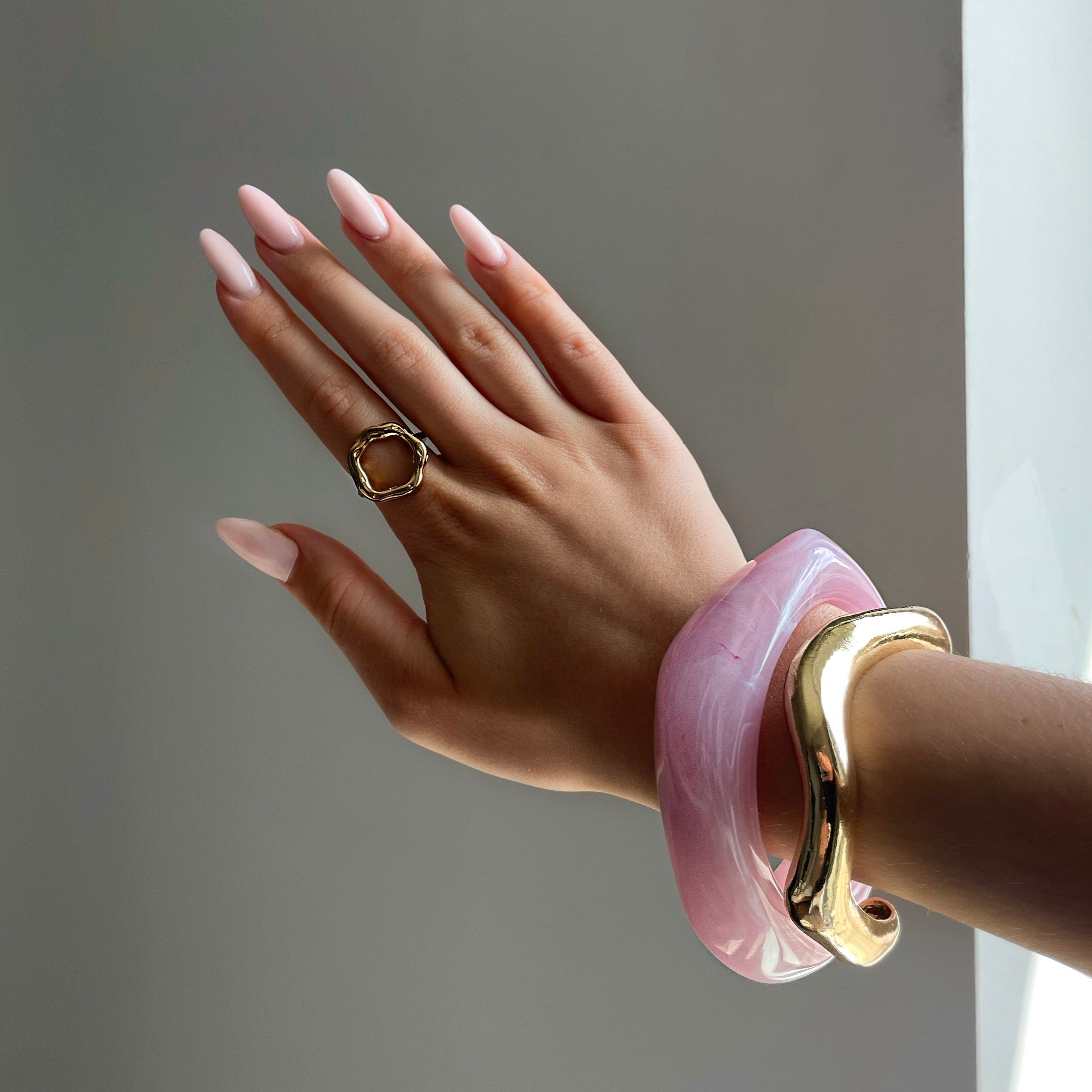 BowLift | Elegant Open Gold Bracelet – Stylish Highlight for Your Look