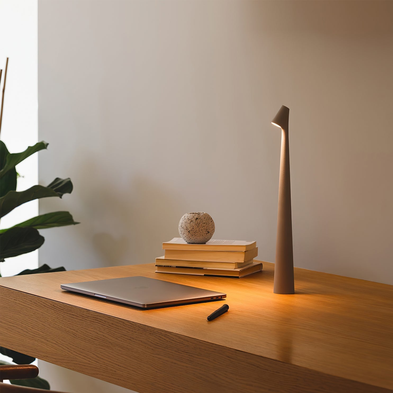 BowLift | EcoLight – Energy-Efficient Rechargeable Desk Lamp