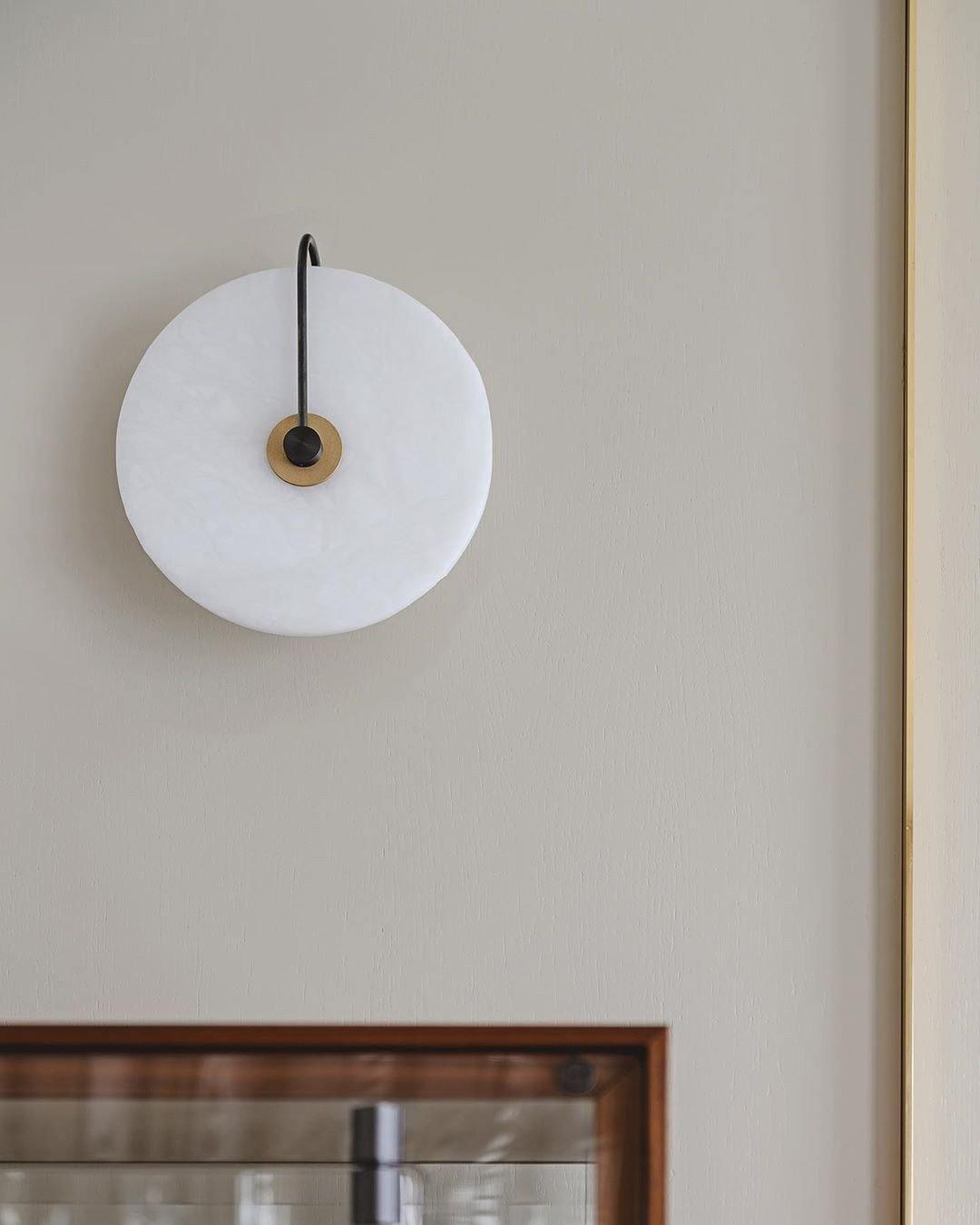 BowLift | White Alabaster Wall Lamp