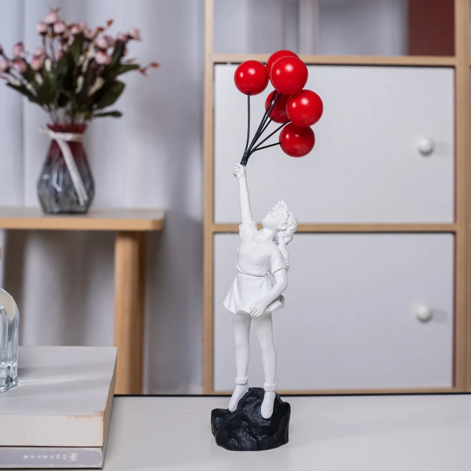 Skulptur eines Mädchen mit Ballon im Banksy-Stil für Tischdekoration und kreative Wohnzimmerdekoration
