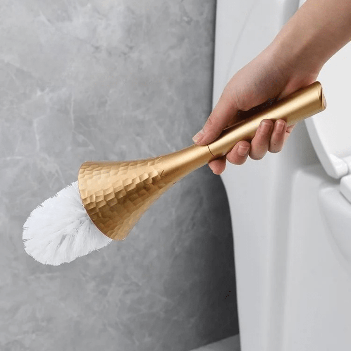 BowLift | Elegant toilet brush in modern gold design for style & hygiene
