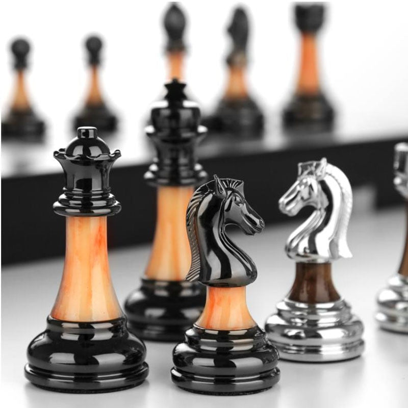 BowLift | Luxurious chess set made of metal with a large 45 cm wooden board