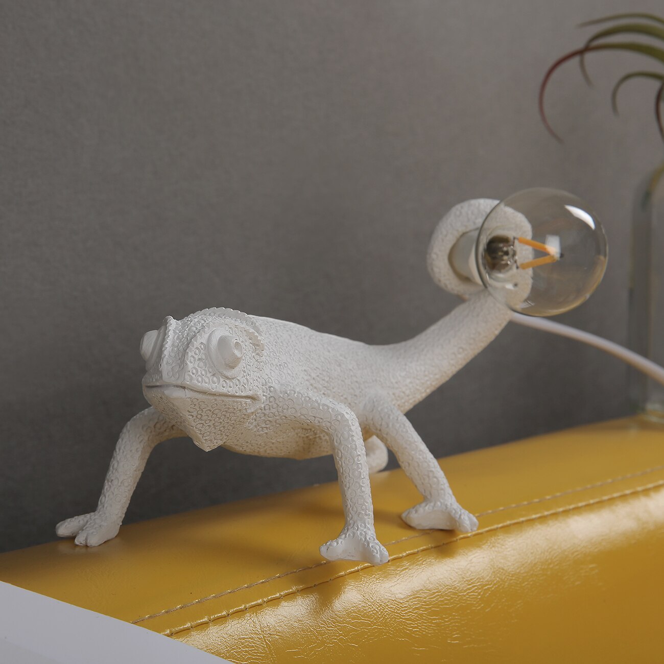 BowLift | Resin Lizard Table Lamp - Elegant Lizard Table Lamp made of Resin for Modern Interior