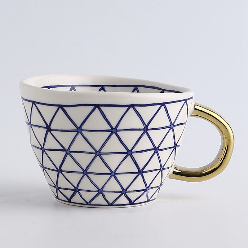 BowLift | Cup with abstract geometric pattern and gold handle