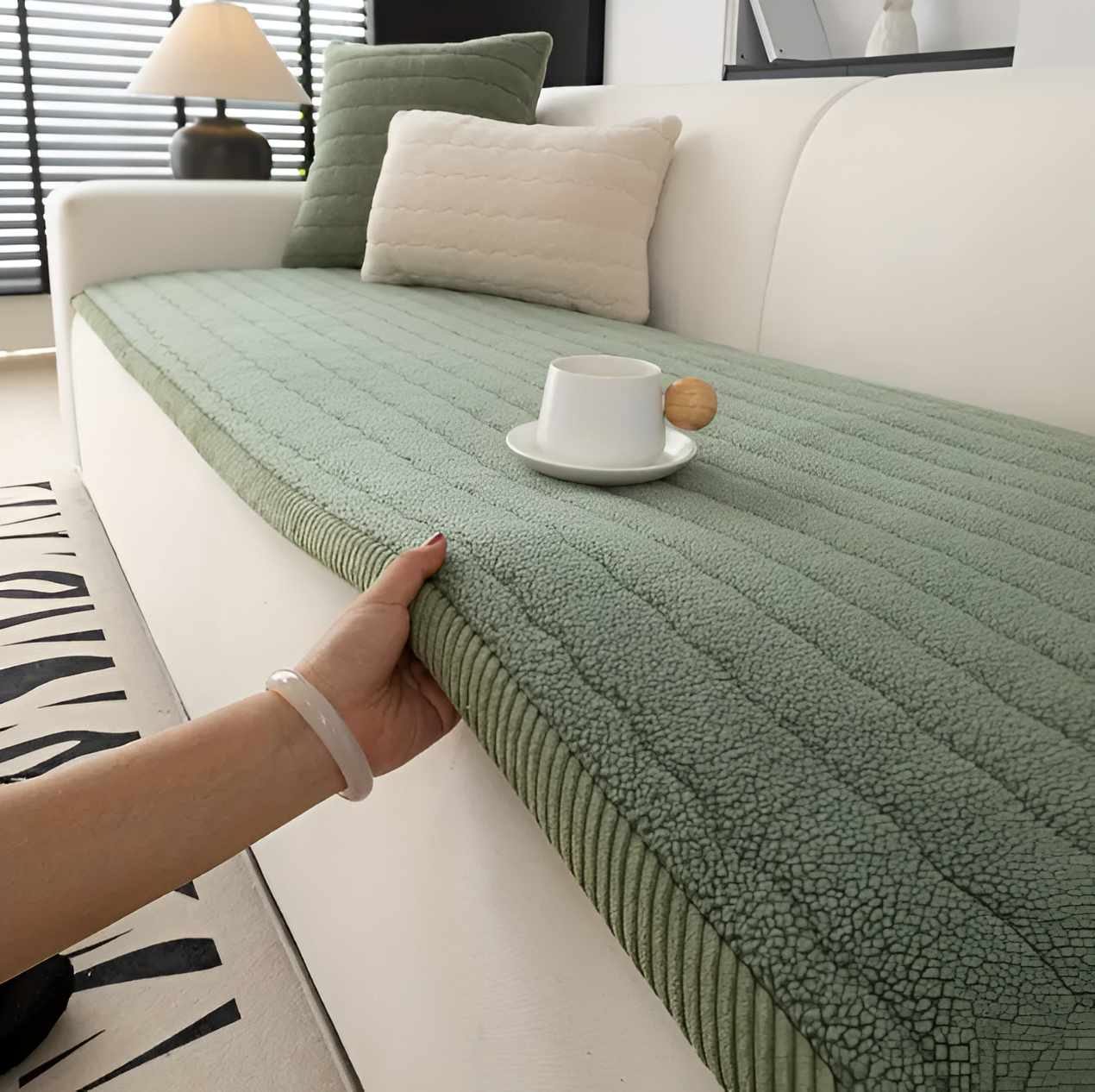 BowLift | PolyesPlush Sofa Cover – Non‑Slip Pet‑Friendly Couch Protector