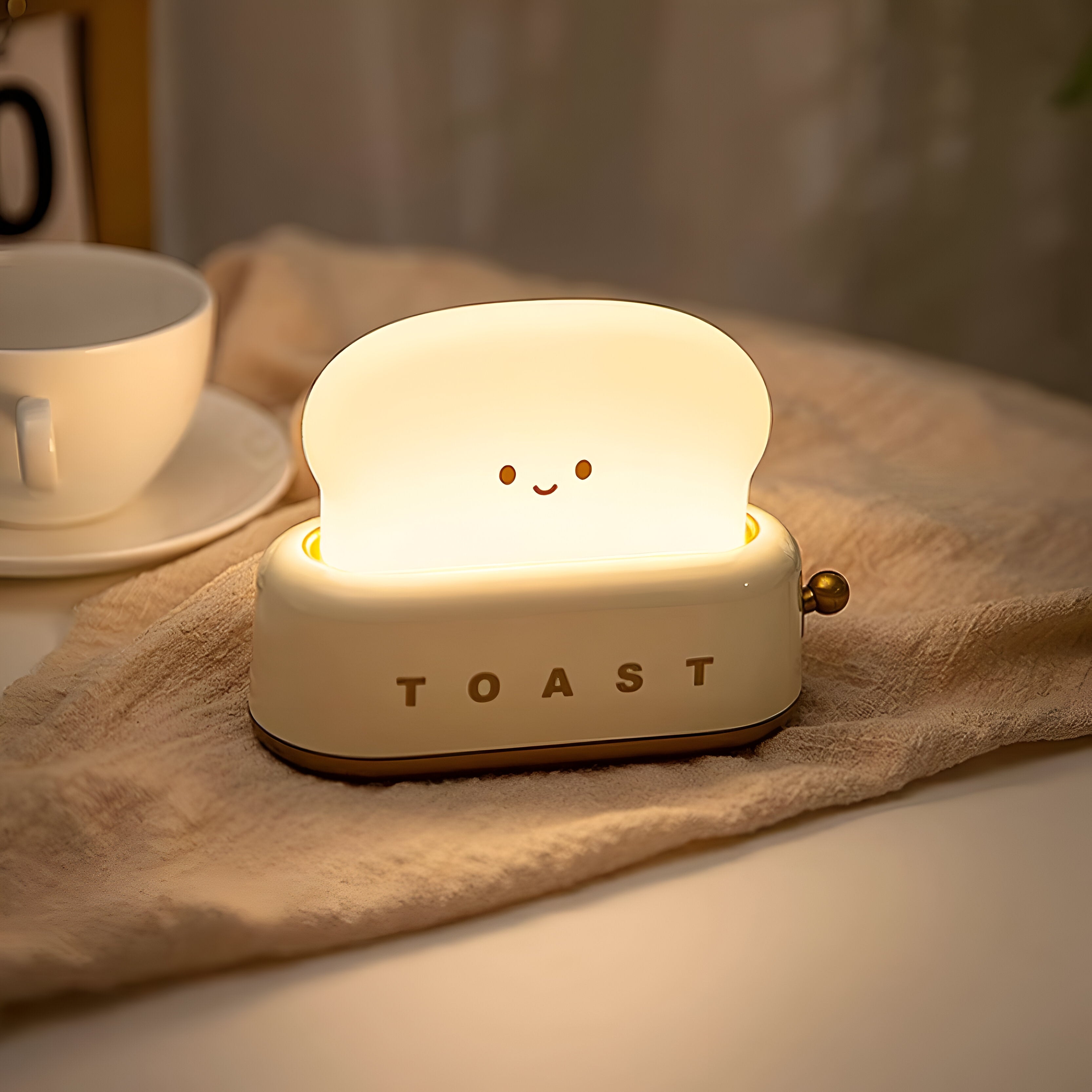 BowLift | TinyToast Table Lamp – Portable Toaster-Shaped Night Light with Dimmable LED & USB Port