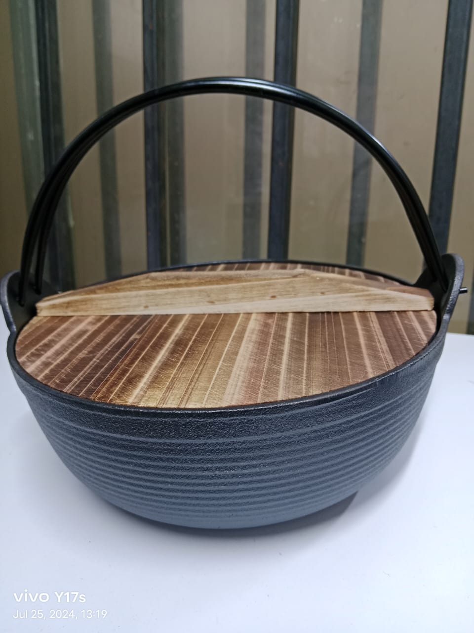 BowLift | Pre-seasoned pure cast iron wok with flat bottom and wooden lid