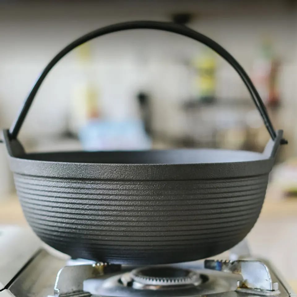 BowLift | Pre-seasoned pure cast iron wok with flat bottom and wooden lid