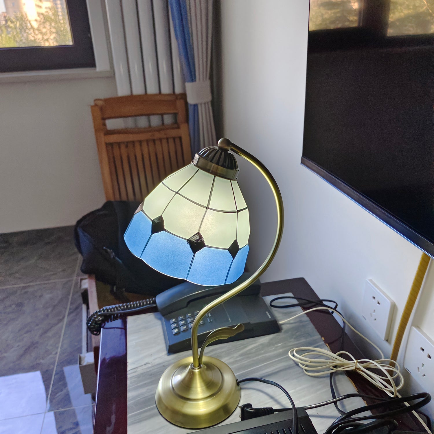 BowLift | LuxePetal – White and Blue Glass Floral Table Lamp in Gold