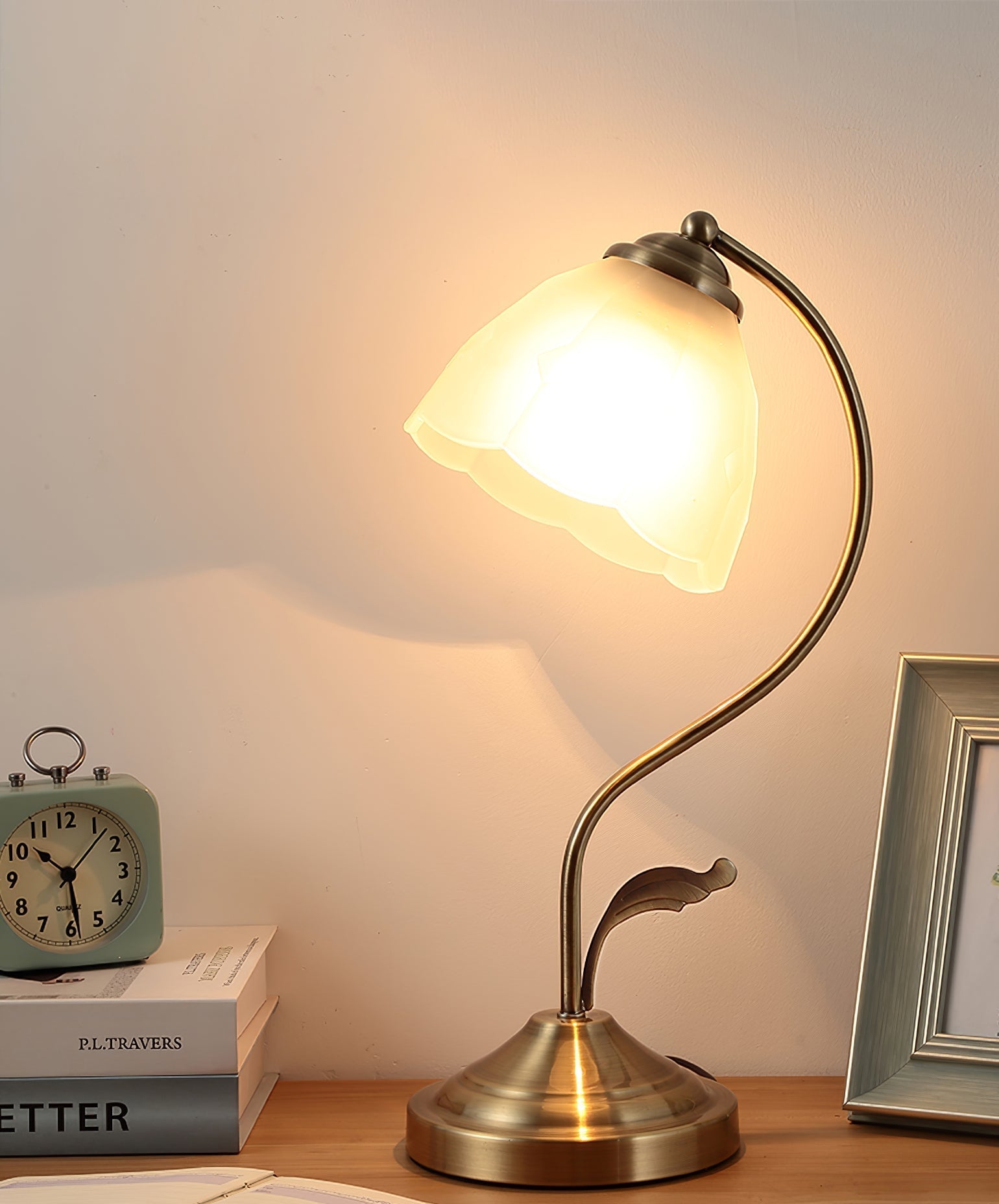 BowLift | LuxePetal – White and Blue Glass Floral Table Lamp in Gold