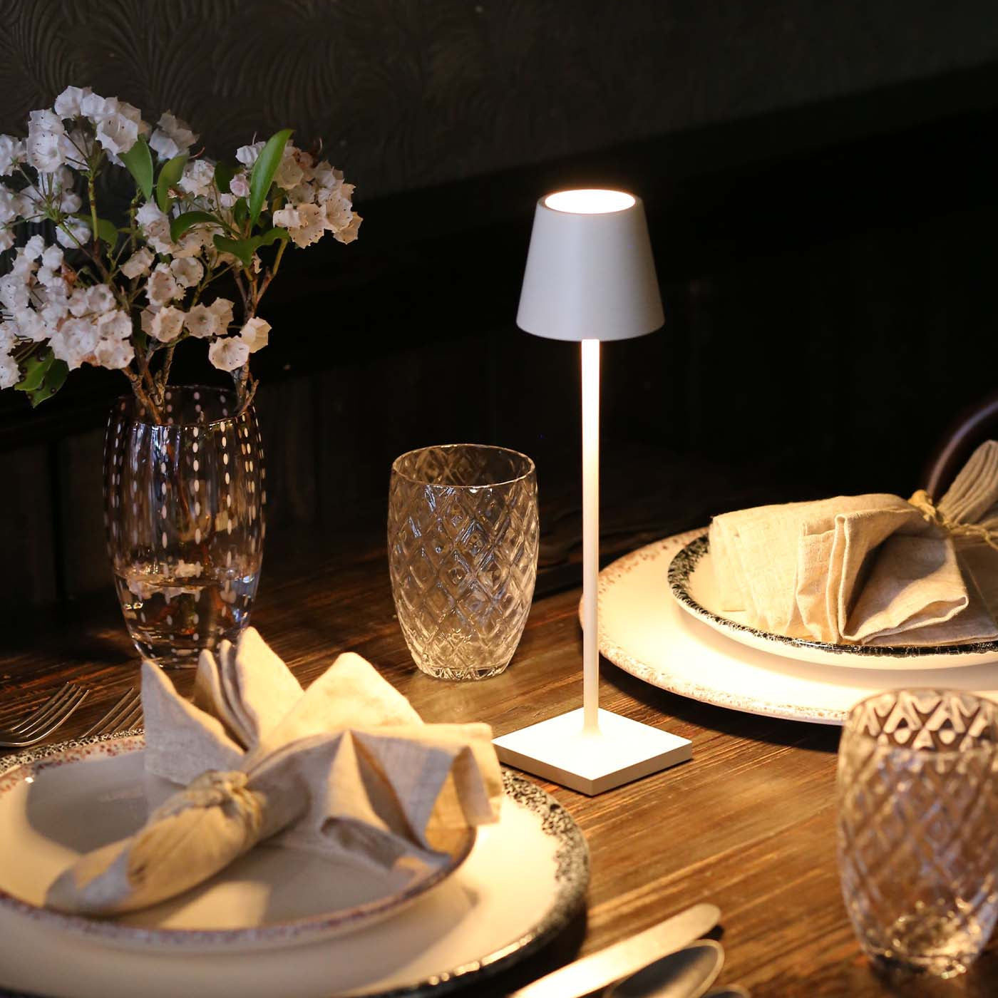 BowLift | PoldLight – Modern LED Table Lamp with Charging Capability