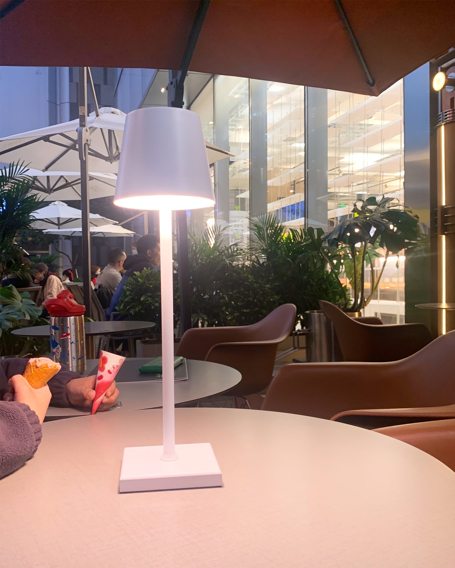BowLift | PoldLight – Modern LED Table Lamp with Charging Capability
