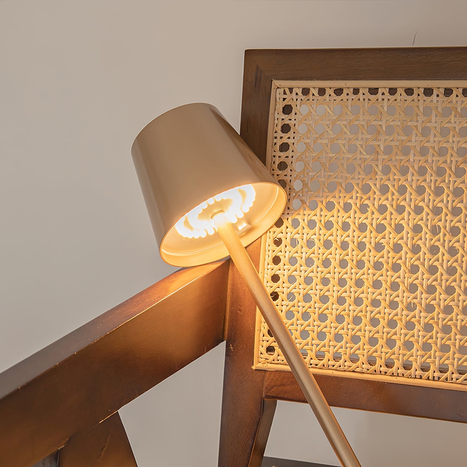 BowLift | PoldLight – Modern LED Table Lamp with Charging Capability