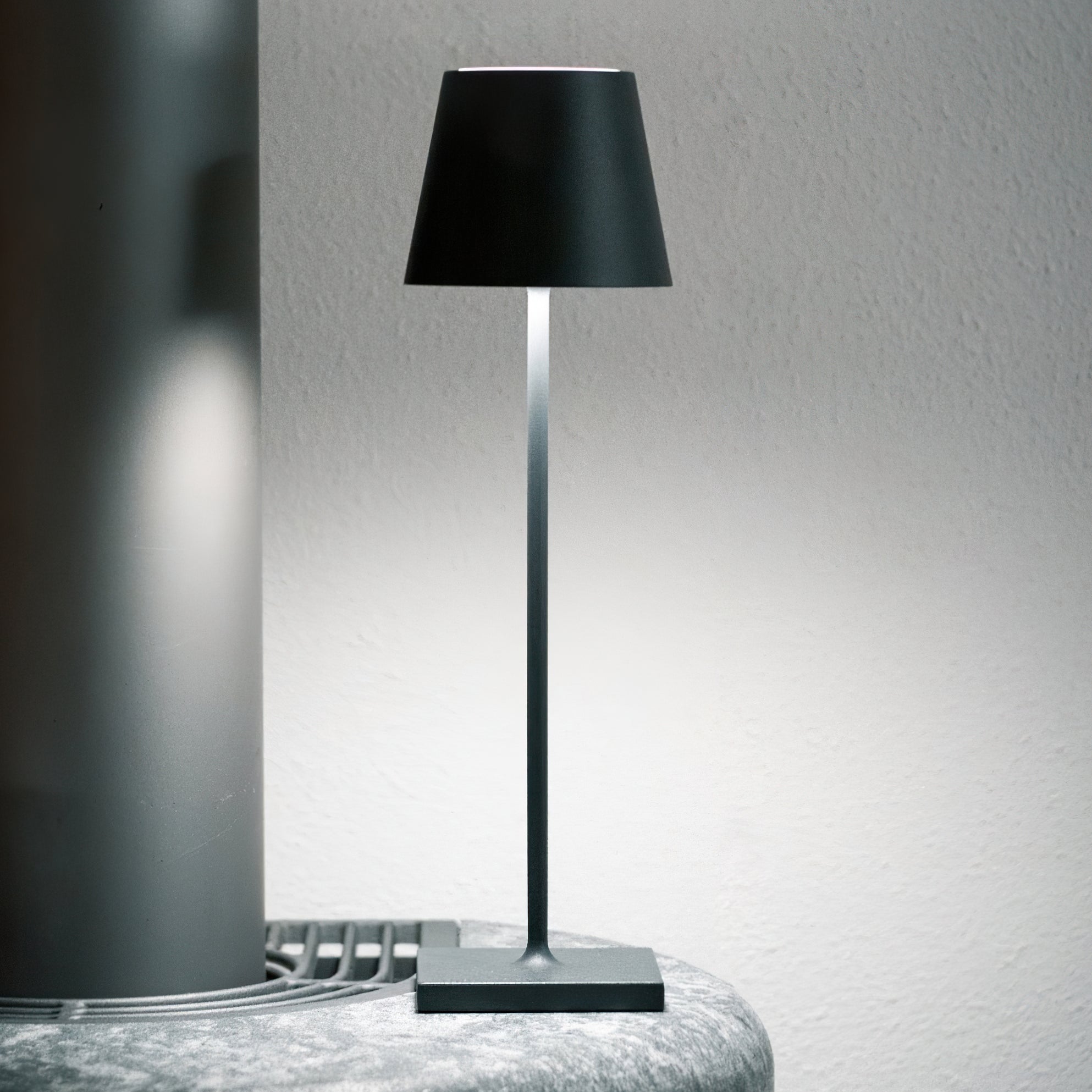 BowLift | PoldLight – Modern LED Table Lamp with Charging Capability