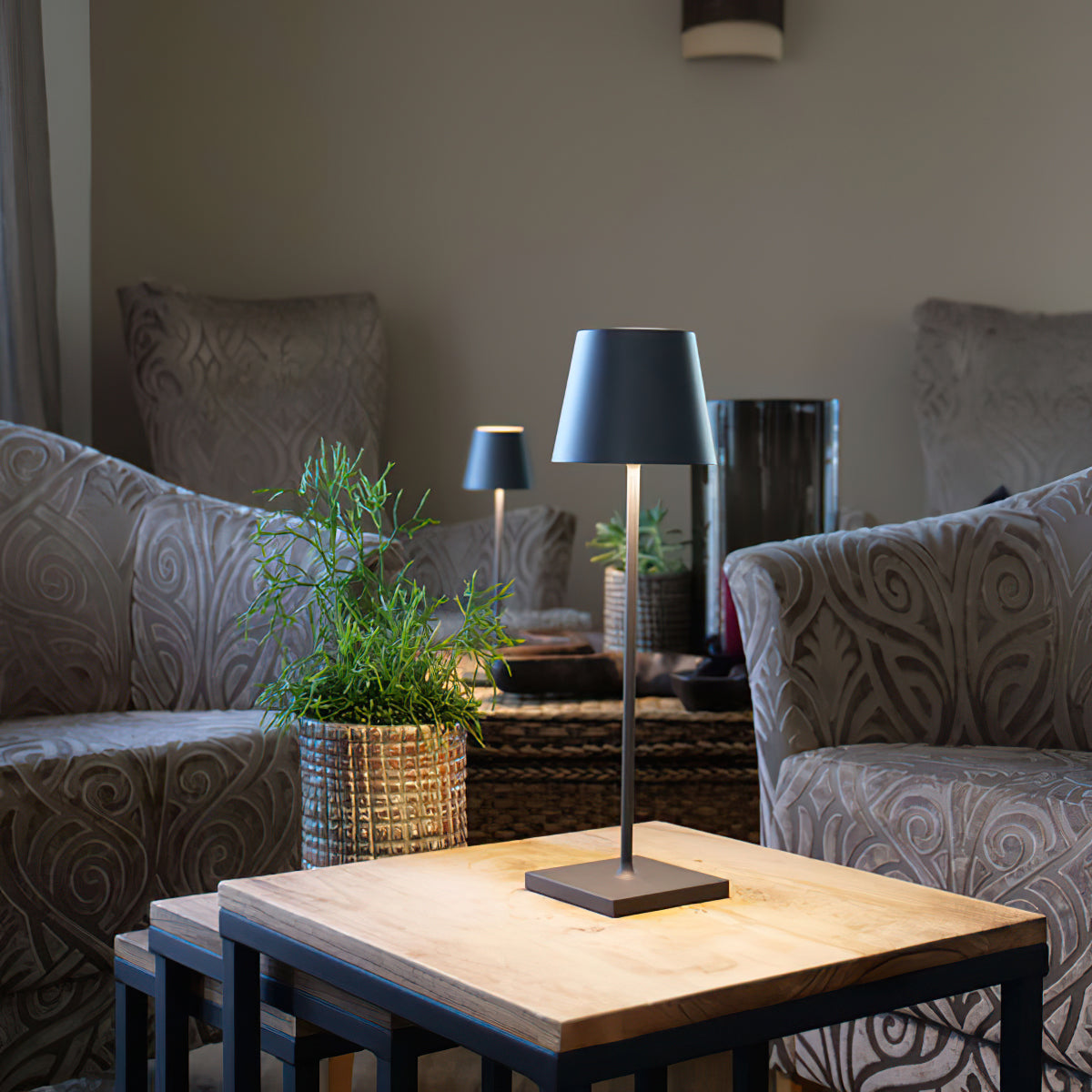 BowLift | PoldLight – Modern LED Table Lamp with Charging Capability