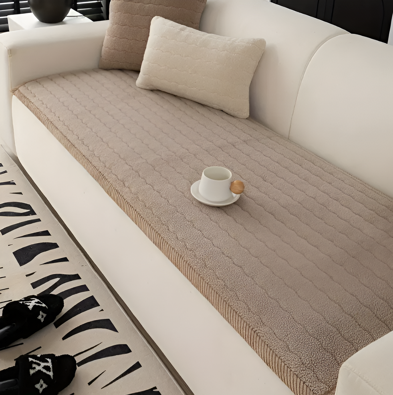 BowLift | PolyesPlush Non-Slip Sofa Cover – Pet-Friendly, Machine Washable Couch Protector