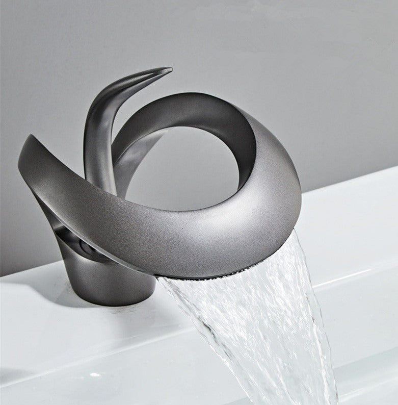 BowLift | Modern curved bathroom faucet