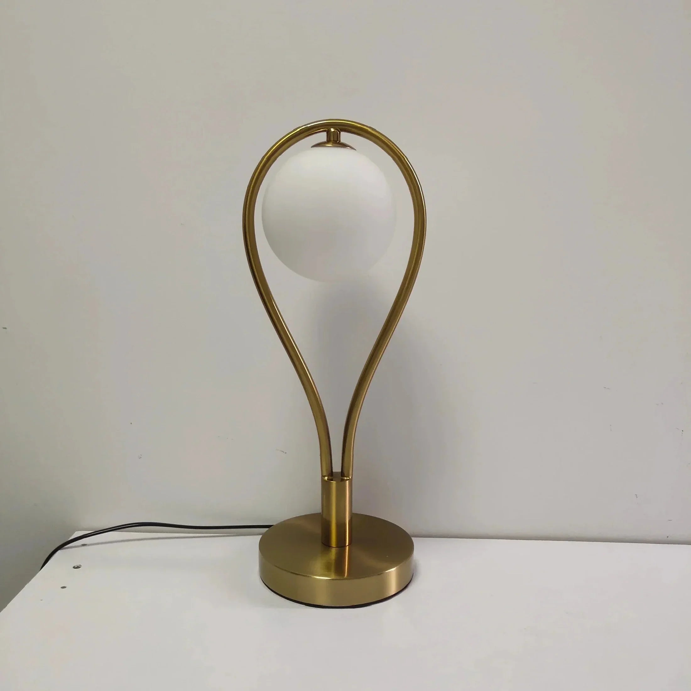 BowLift | Elegant bedroom lamp with glass details