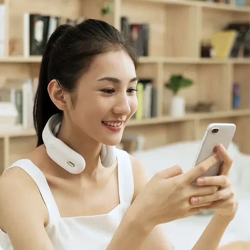 BowLift | Electric neck massager with heat function for pain relief