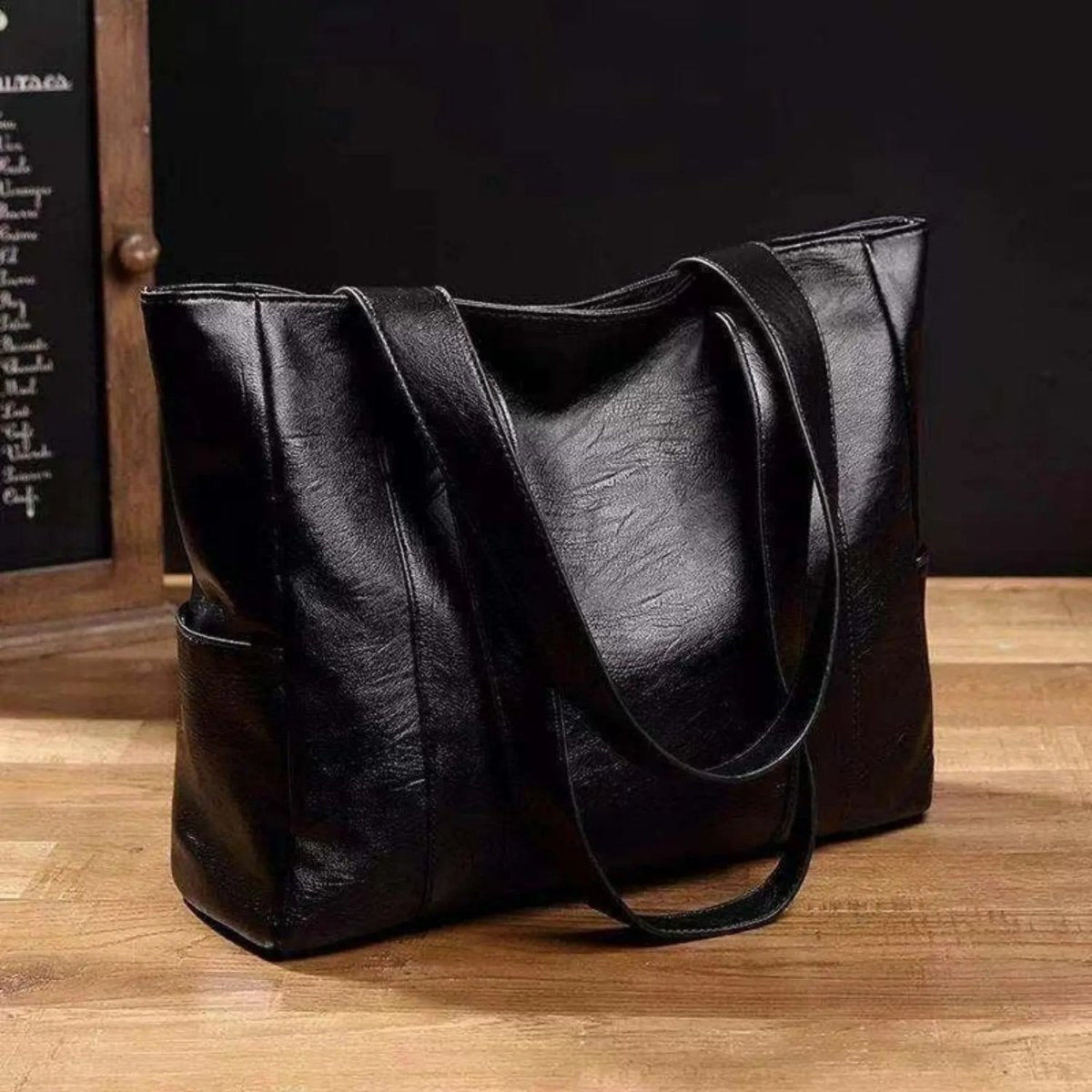 BowLift | Elegant leather shoulder bag with retro touch and smooth surface