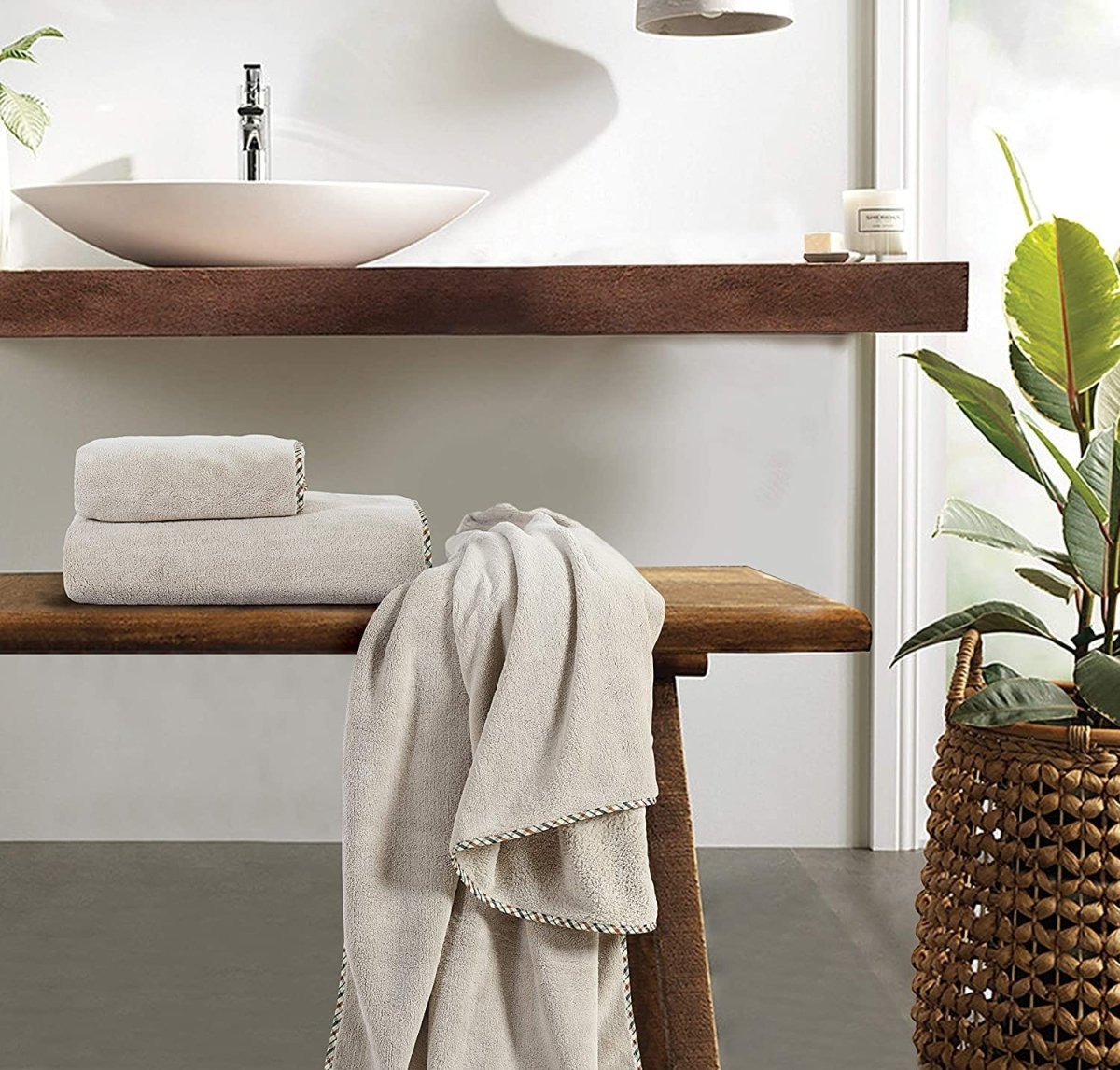 BowLift | Solenza Premium Bath Towel | Lightweight microfiber towel with fast-dry technology
