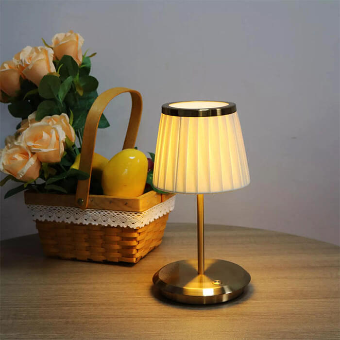 BowLift | Golden DreamDrape Table Lamp – Elegance and Flexibility