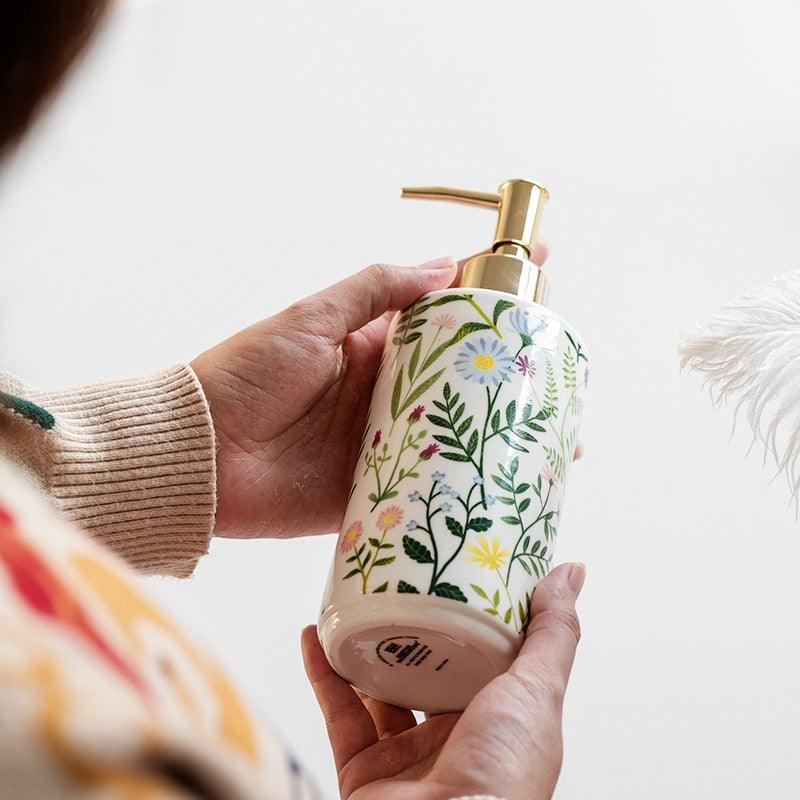 BowLift | Soap dispenser made of ceramic with floral design