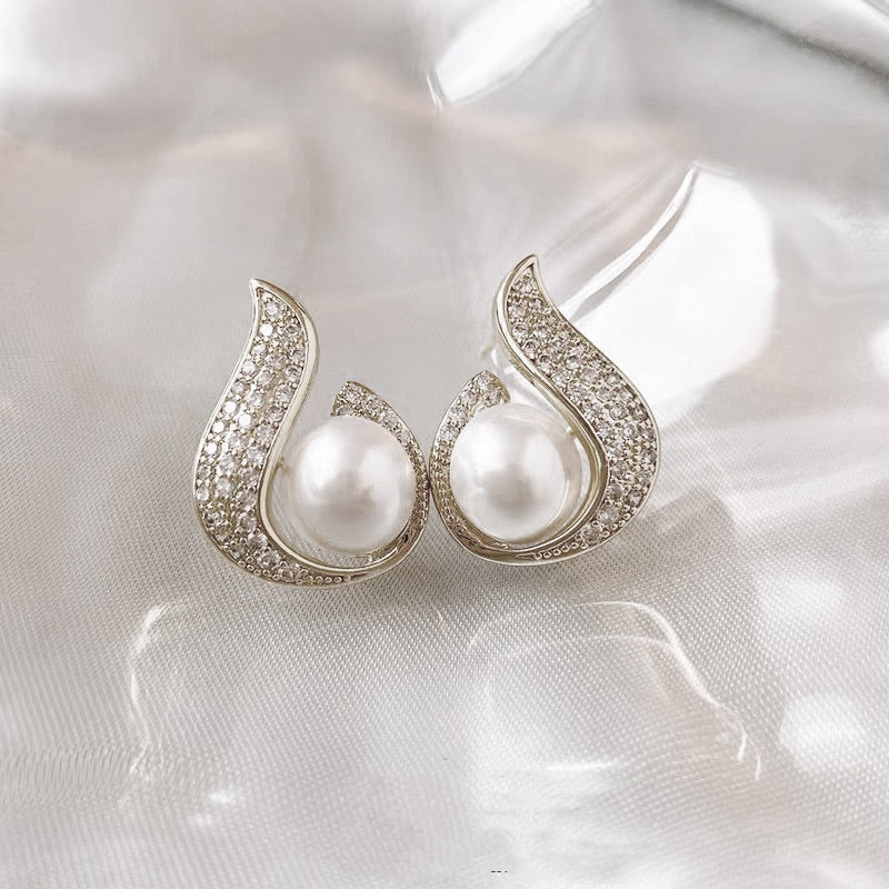 BowLift | Elegant earrings with pearl imitation and rhinestone