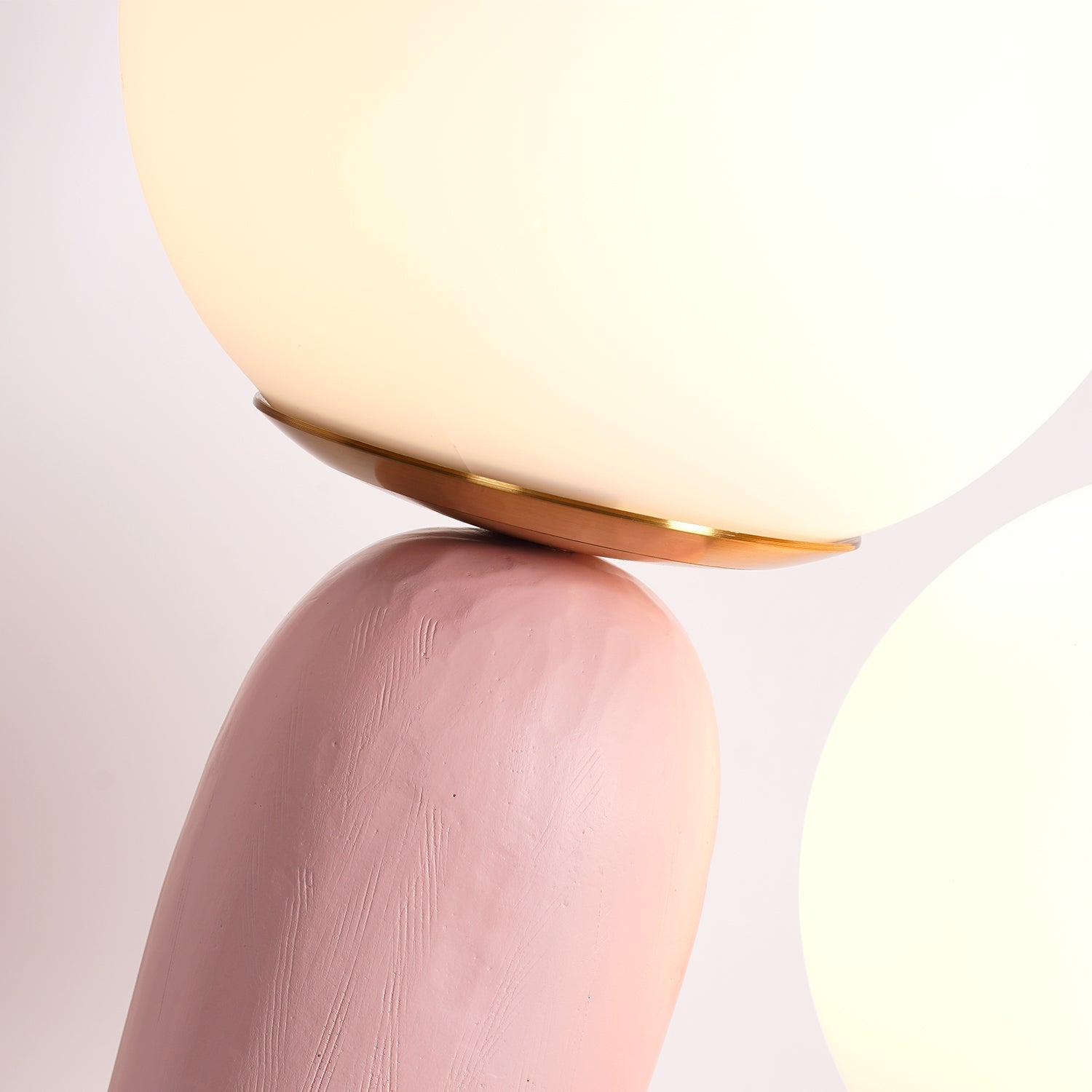 BowLift | Contemporary Style Table Lamp with Natural Accent