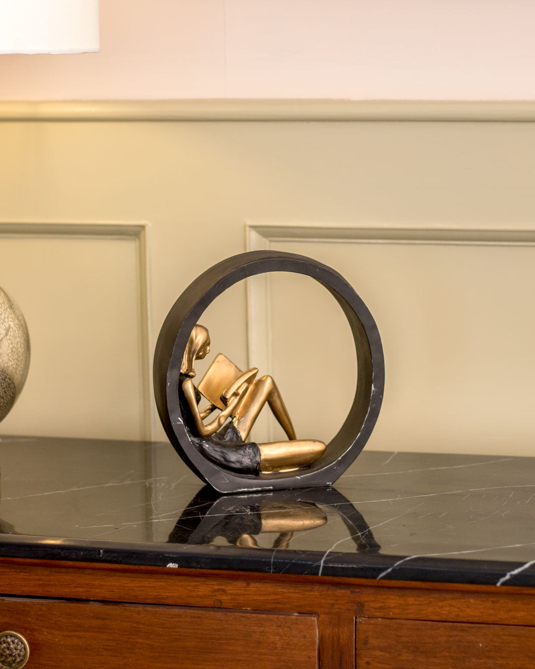 BowLift | Reading Girl Statue