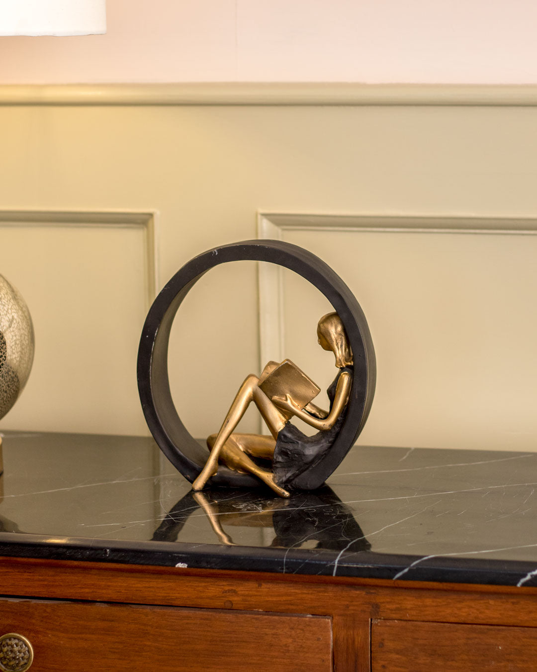 BowLift | Reading Girl Statue