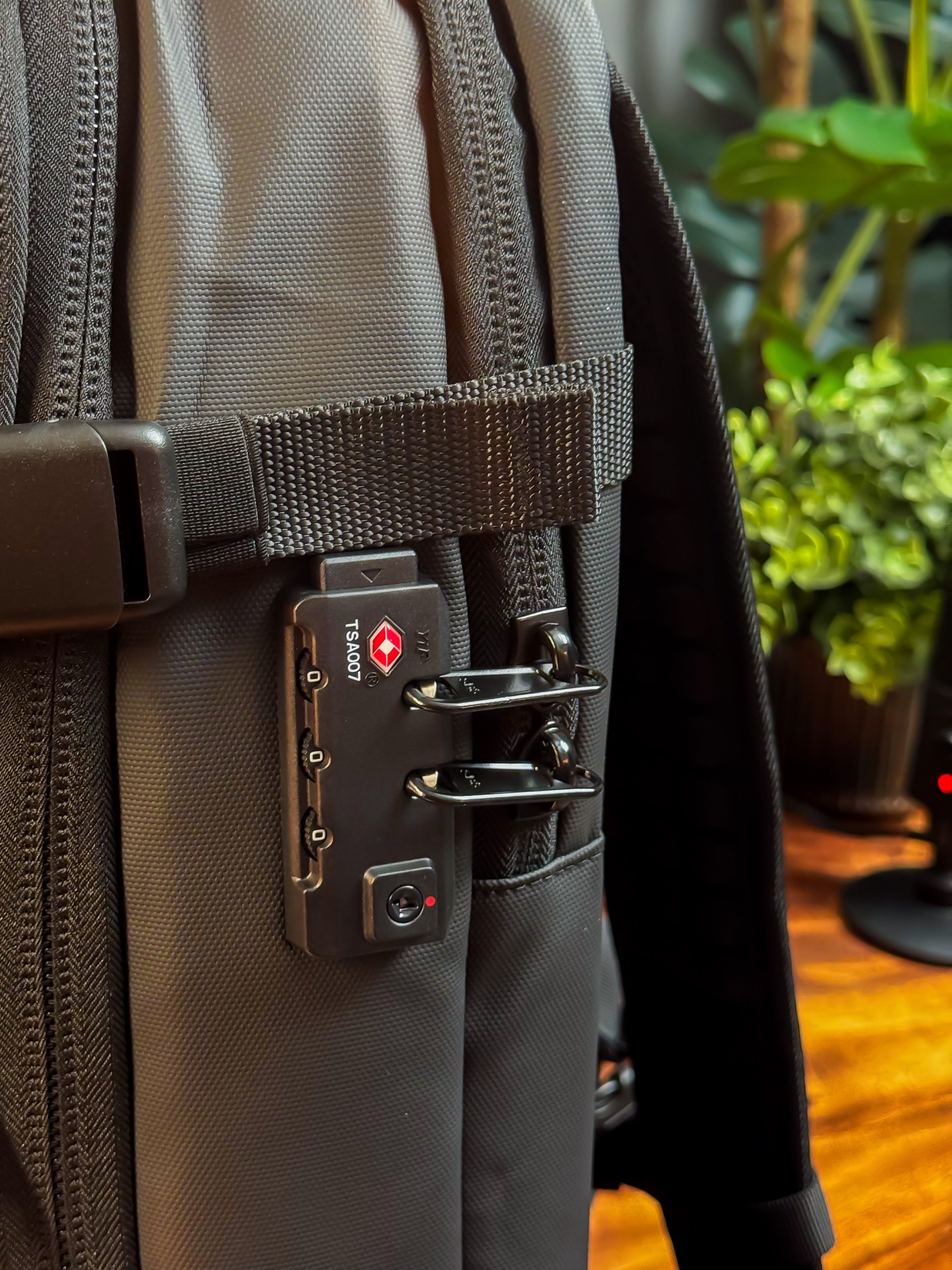 BowLift | 17" Laptop Backpack with Vacuum Compression Lightweight and Spacious