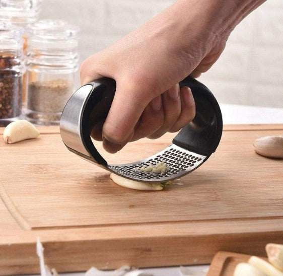 Simple manual garlic press | Bowlift