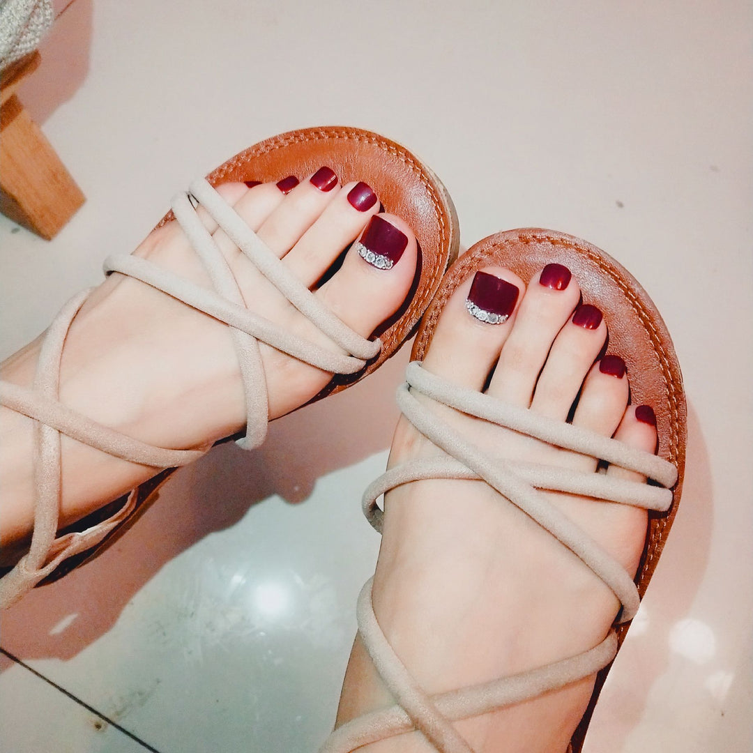 Artful toenails with elegant rhinestone decorations Bowlift