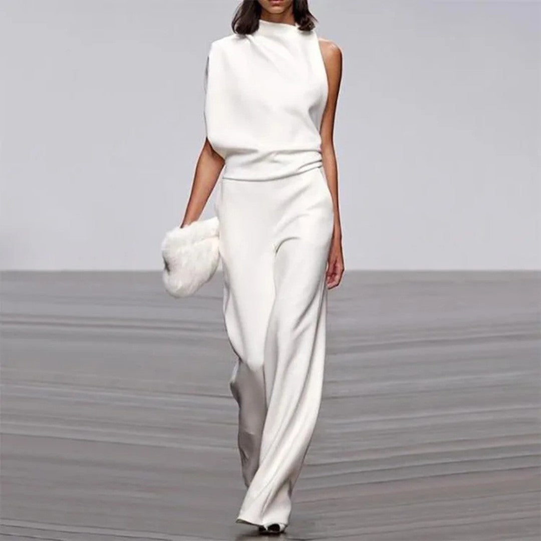 Elegant Sleeveless Jumpsuit with Tailored Fit and Wide-Leg Silhouette