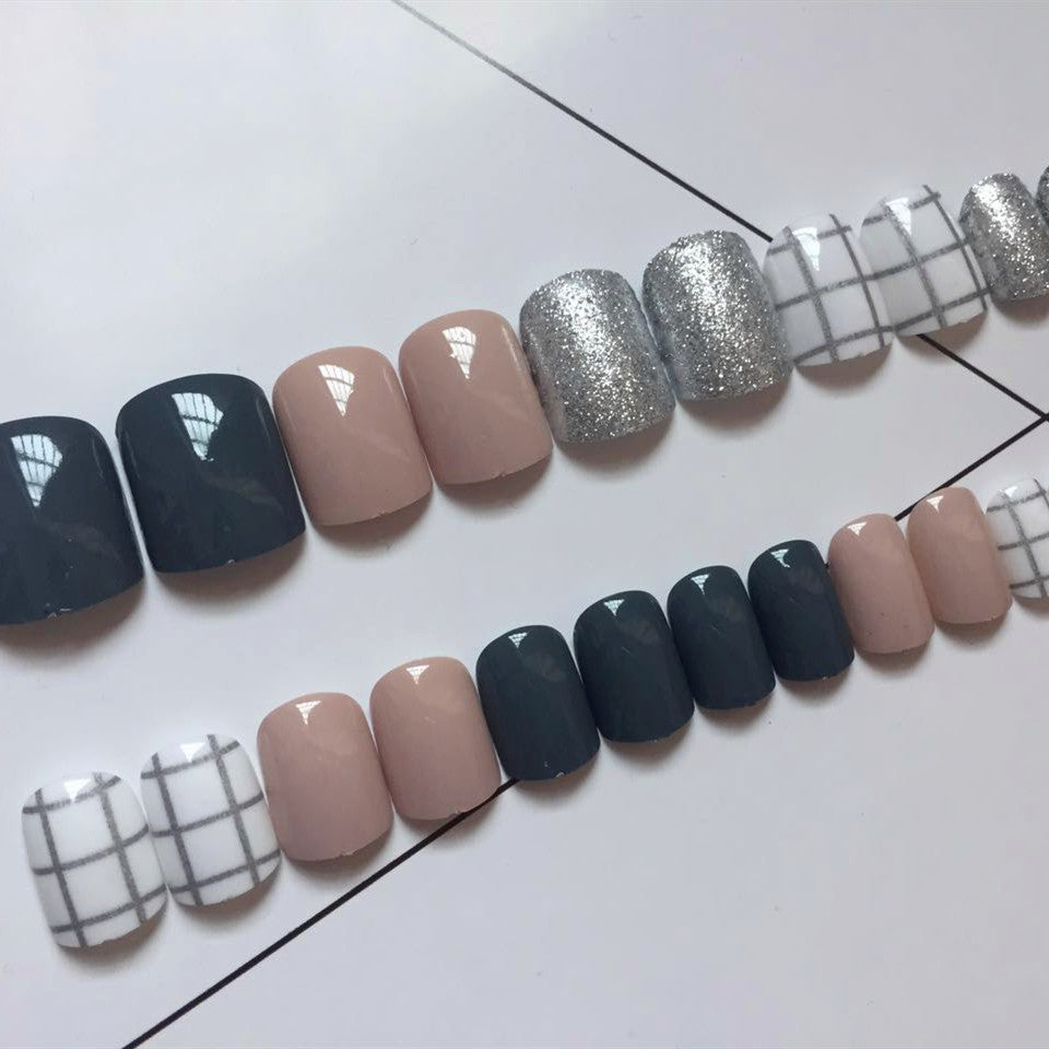 Nail art design with glamorous accents Bowlift