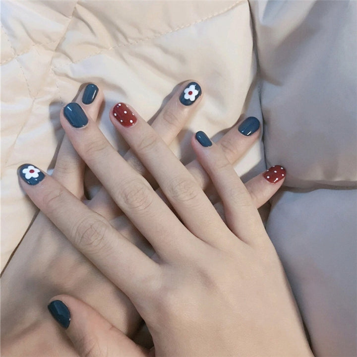 Artificial nails in a creative design with floral accents Bowlift