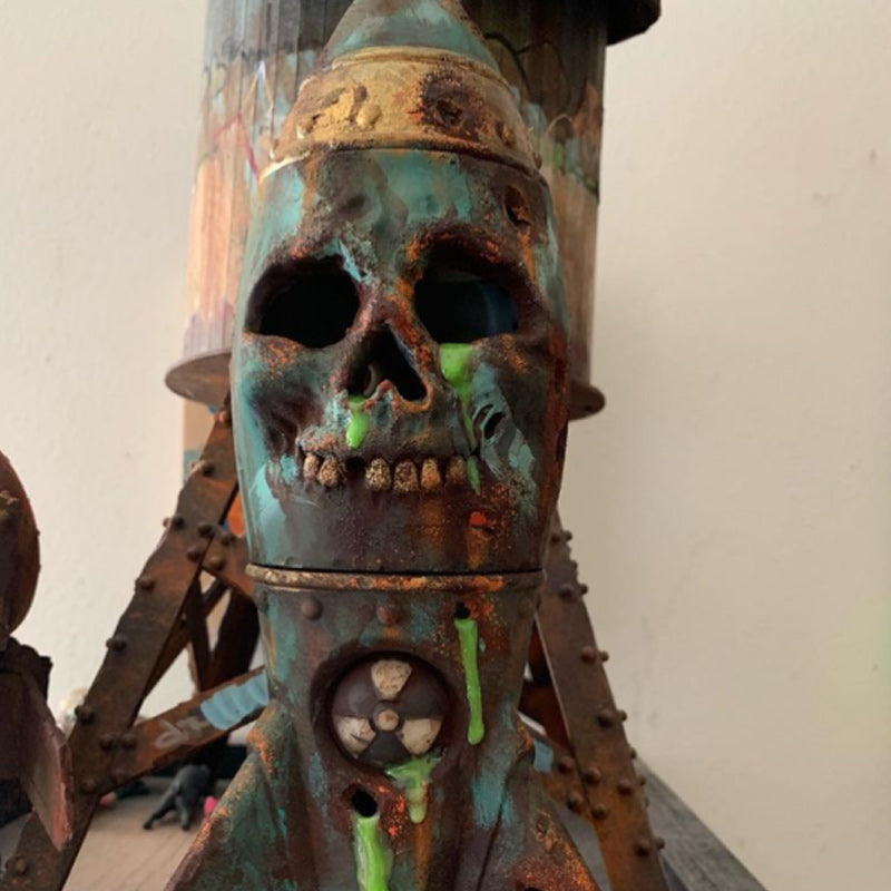 Ornament made of resin skull bomb | Bowlift