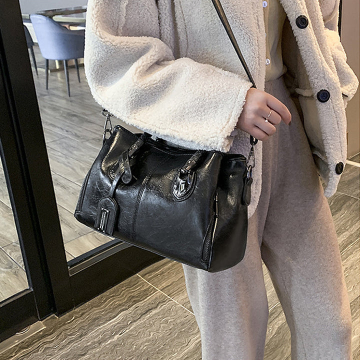 New handbags made of oil wax leather Boston, large tote bag made of soft leather | Bowlift