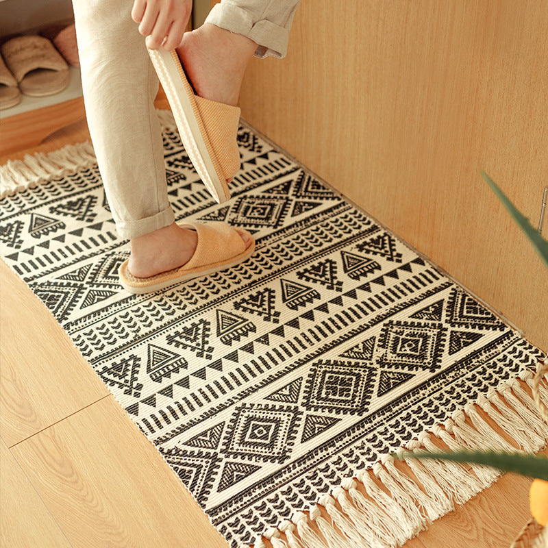 Flat-woven cotton blend runner with ethnic diamond jacquard and fringes Bowlift