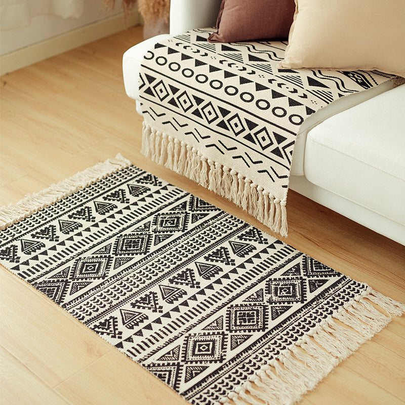 Flat-woven cotton blend runner with ethnic diamond jacquard and fringes Bowlift