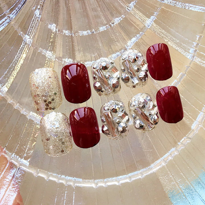 Nail art with luxurious glitter and floral design Bowlift