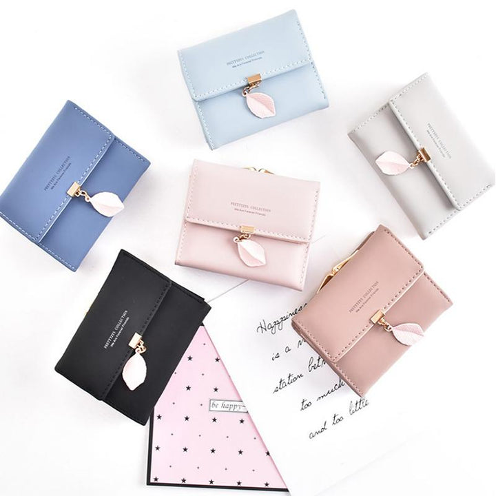 Short wallet with three folds and leaf decor | Bowlift