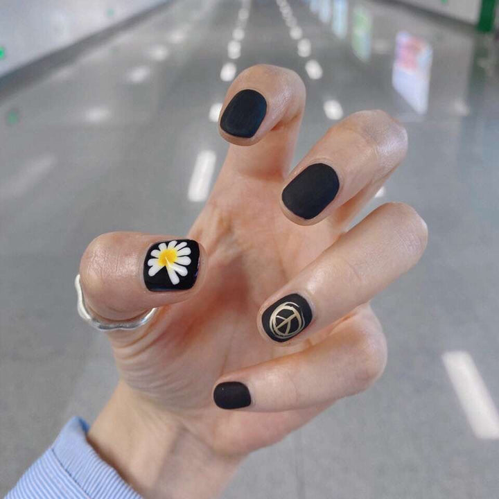 Artificial nails with floral design and matte finish Bowlift